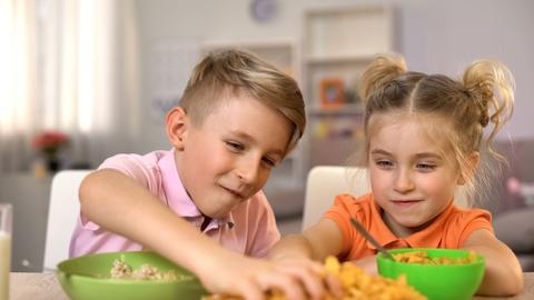 fratello sorella bambini in casa