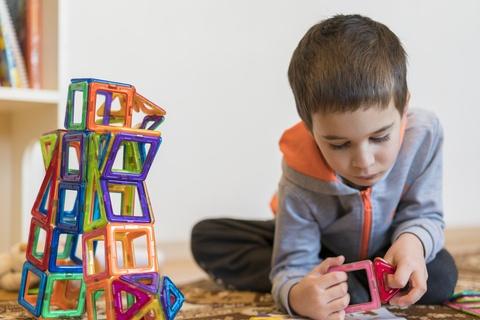 bambino gioca con le costruzione magnetiche