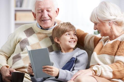 nonni nipoti sul divano