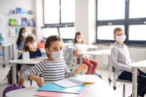 bambini a scuola con la mascherina chirurgica