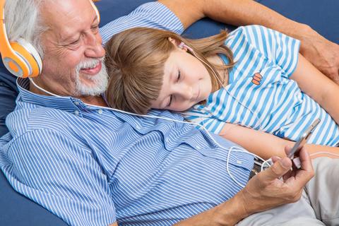 nonno nipote ascoltano musica