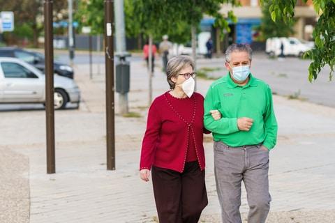 coppia all'aperto mascherina coronavirus Covid