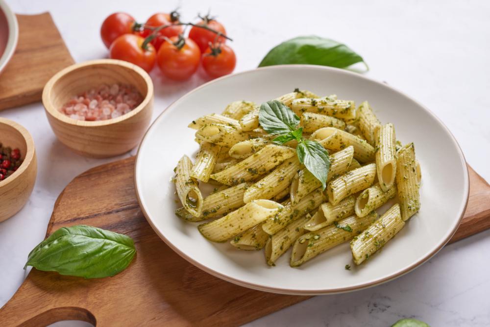 Primi piatti: pasta con crema di zucchine e speck croccante